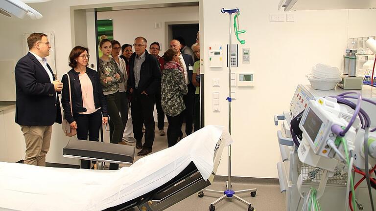 Für alle Fälle gerüstet ist die neue Zentrale Aufnahme der Kitzinger Klinik. Dr. Christian Sommer (links) stellt sie einer Besuchergruppe vor. Für alle Fälle gerüstet ist die neue Zentrale Aufnahme der Kitzinger Klinik. Dr. Christian Sommer (links) stellt sie einer Besuchergruppe vor.