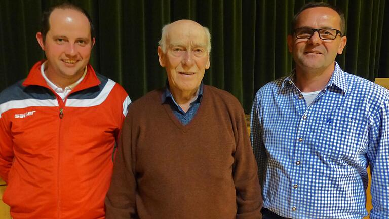 60 Jahre ist Siegmund Gutmann Mitglied der DJK Wegfurt. In der Jahreshauptversammlung wurde er von den beiden Vorsitzenden des Vereins, Klaus Kleinhenz (rechts) und Sebastian Schleicher, besonders geehrt. 60 Jahre ist Siegmund Gutmann Mitglied der DJK Wegfurt. In der Jahreshauptversammlung wurde er von den beiden Vorsitzenden des Vereins, Klaus Kleinhenz (rechts) und Sebastian Schleicher, besonders geehrt.