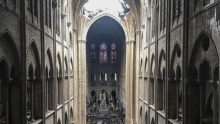 FRANCE-FIRE-NOTRE DAME - Die Zerstörung ist gewaltig: Blick in das Innere von Notre-Dame. FRANCE-FIRE-NOTRE DAME - Die Zerstörung ist gewaltig: Blick in das Innere von Notre-Dame.