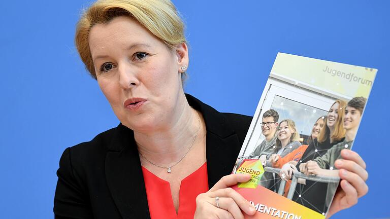 Franziska Giffey (SPD), Bundesministerin für Familie, Senioren, Frauen und Jugend, stellte die 18. Shell-Jugendstudie vor. Franziska Giffey (SPD), Bundesministerin für Familie, Senioren, Frauen und Jugend, stellte die 18. Shell-Jugendstudie vor.