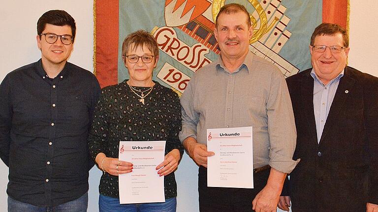 Bei der Jahresversammlung des Gesang- und Musikvereins Großbardorf wurden Margit und Winfried Demar mit einer Urkunde ausgezeichnet. Seit 25 Jahren gehören sie dem Großbardorfer Verein an. Dazu gratulierten Vorsitzender Philipp Lurz (links) und Bürgermeister Josef Demar. Bei der Jahresversammlung des Gesang- und Musikvereins Großbardorf wurden Margit und Winfried Demar mit einer Urkunde ausgezeichnet. Seit 25 Jahren gehören sie dem Großbardorfer Verein an. Dazu gratulierten Vorsitzender Philipp Lurz (links) und Bürgermeister Josef Demar.