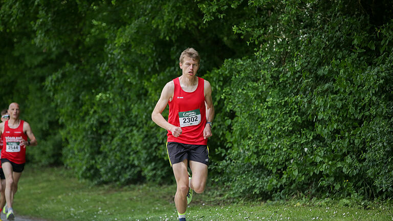 Beim Haupftlauf des CityRuns am Samstag, 20. Mai 2023 liefen zahlreiche Läufer am Schweinfurter Baggersee mit.