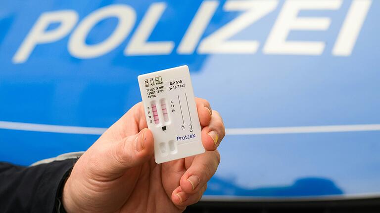 Mit einem Urintest lässt sich feststellen, ob Drogen im Spiel sind und die Fahrtüchtigkeit gegeben ist. Mit einem Urintest lässt sich feststellen, ob Drogen im Spiel sind und die Fahrtüchtigkeit gegeben ist.