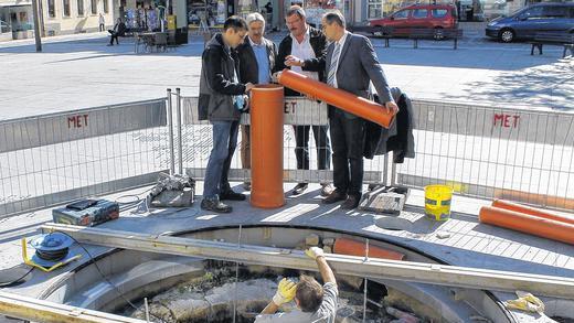 Blickfang Marktplatz-Brunnen: Vor Ort nahmen (von rechts) Bürgermeister Eberhard Streit, sein Stellvertreter Thomas Dietz, Ingenieur Robert Zehe und Mitarbeiter die Arbeiten unter die Lupe, die freien Blick in den Brunnenschacht ermöglichen sollen. Blickfang Marktplatz-Brunnen: Vor Ort nahmen (von rechts) Bürgermeister Eberhard Streit, sein Stellvertreter Thomas Dietz, Ingenieur Robert Zehe und Mitarbeiter die Arbeiten unter die Lupe, die freien Blick in den Brunnenschacht ermöglichen sollen.