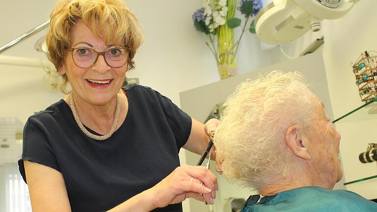 Monika Henneberger führt einen Frisörsalon in Mainbernheim und ist seit 2000 Obermeisterin der Frisörinnung Kitzingen. Zurzeit ist auch ihr Salon geschlossen. Monika Henneberger führt einen Frisörsalon in Mainbernheim und ist seit 2000 Obermeisterin der Frisörinnung Kitzingen. Zurzeit ist auch ihr Salon geschlossen.