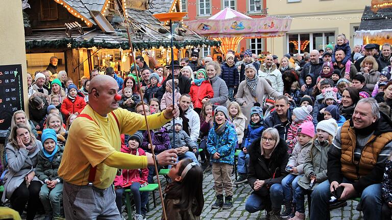 Lachen bis zum Abwinken: Beim Auftakt des Volkacher Winterzaubers am Neujahrstag waren die Kinder und Erwachsenen fasziniert von Clown Muck und seinen lustigen Tricks. Im Winterdorf war mächtig was los. Lachen bis zum Abwinken: Beim Auftakt des Volkacher Winterzaubers am Neujahrstag waren die Kinder und Erwachsenen fasziniert von Clown Muck und seinen lustigen Tricks. Im Winterdorf war mächtig was los.