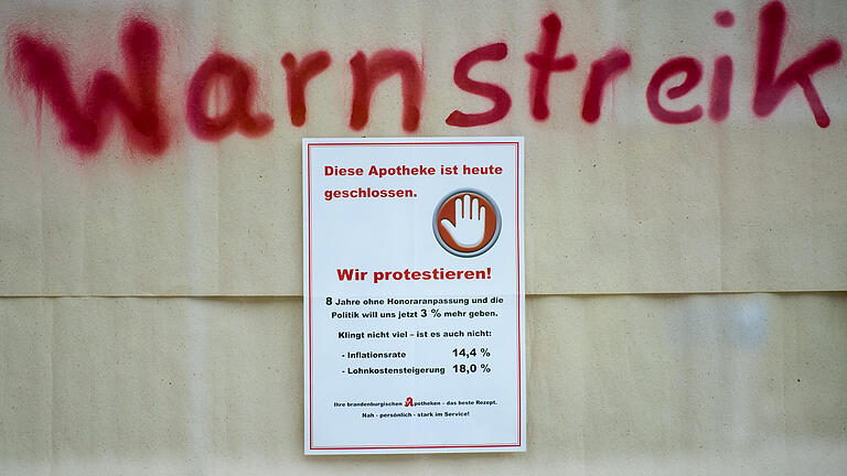 Apotheken-Streik.jpeg - Bereits 2012 gab es einen Apotheken-Streik. Auch damals forderten die Apothekerinnen und Apotheker mehr Honorar. Apotheken-Streik.jpeg - Bereits 2012 gab es einen Apotheken-Streik. Auch damals forderten die Apothekerinnen und Apotheker mehr Honorar.