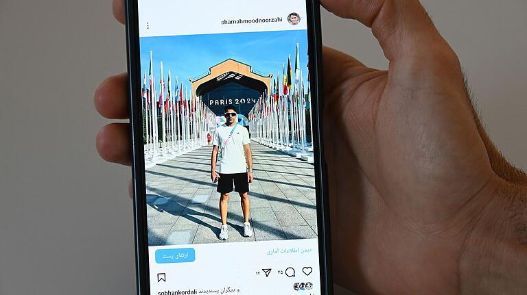 Erinnerungsfoto auf dem Handy: Sha Mahmood Noor Zahi bei den Olympischen Spielen in Paris. Erinnerungsfoto auf dem Handy: Sha Mahmood Noor Zahi bei den Olympischen Spielen in Paris.