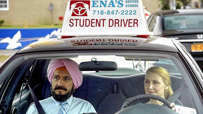 Annäherung der Kulturen im sympathischen Wohlfühlkino       -  (cdo)   Die Burg-Lichtspiele Mühlbach zeigen den Film &bdquo;Learning to drive &ndash; Fahrstunden fürs Leben&ldquo; in der Vhs-Film-Auslese am Sonntag um 11.15 Uhr und Mittwoch um 20 Uhr; freigegeben für alle, 90 Minuten. Nach einem Essay der Kulturkritikerin Katha Pollitt erzählt Isabel Coixet von einer ungewöhnlichen Freundschaft zwischen dem politischen Flüchtling  Darwan und der so erfolgreichen wie egozentrischen New Yorker Literaturkritikerin Wendy. Tagsüber ist Darwan Fahrlehrer, nachts fährt er Taxi. Darin begegnet er Wendy, die soeben von ihrem Mann verlassen wurde, zum ersten Mal. Wendy nimmt Fahrstunden bei ihm und trotz ihrer extrem unterschiedlichen Lebenswege, vertiefen sich ihre Gespräche und ihre Freundschaft immer mehr. Isabel Coixets metaphernreiche Erzählung ist vergleichsweise etwas eindimensional. Zum Glück nimmt sich der Film nicht allzu ernst und hat besonders dadurch charmante Momente, dass Darwan zwar ein guter Ratgeber ist, sein Liebesleben aber nicht ideal verläuft. Der Film punktet mit den hervorragenden Hauptdarstellern Patricia Clarkson als Erfolgsfrau kurz vorm Nervenzusammenbruch und Ben Kingsley als verkannter Schöngeist. Fazit: sympathisches Wohlfühlkino um die Annäherung unterschiedlicher Lebensformen und Kulturen.