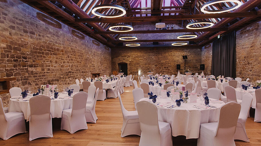 Hochzeit im Gut Wöllried       -  Im Gut Wöllried werden regelmäßig Hochzeiten gefeiert. Bei einer Bankettbestuhlung wie im Bild finden bis zu 220 Gäste Platz