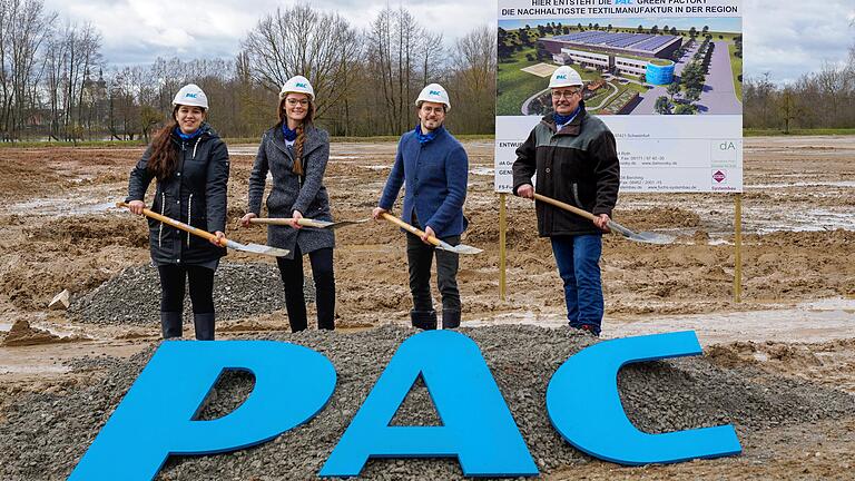 Spatenstich für die grüne Fabrik von P.A.C. im Maintal mit Katharina Bartz (Management Assistant, Bild von links), Lena Hünlein (Marketing Managerin), Geschäftsführer Lukas Weimann und Johann Böhm (Bauleiter der FS Fuchs Systembau GmbH).
