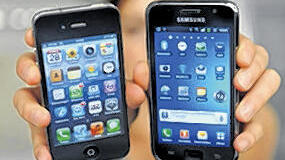 ONLINE-TIPP       -  Schlicht kopiert? Appels iPhone 4S (links) und Samsungs Galaxy II.