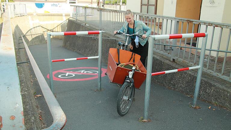 Es braucht Geschick, um mit Kinderanhängern oder –wie auf diesem Bild – mit einem Lastenrad zwischen den Barrieren an der Unterführung hindurchzukommen. Stadtradelstar 2020 Magdalena Eder ist darin geübt. Andere tun sich schwerer. Es braucht Geschick, um mit Kinderanhängern oder –wie auf diesem Bild – mit einem Lastenrad zwischen den Barrieren an der Unterführung hindurchzukommen. Stadtradelstar 2020 Magdalena Eder ist darin geübt. Andere tun sich schwerer. 