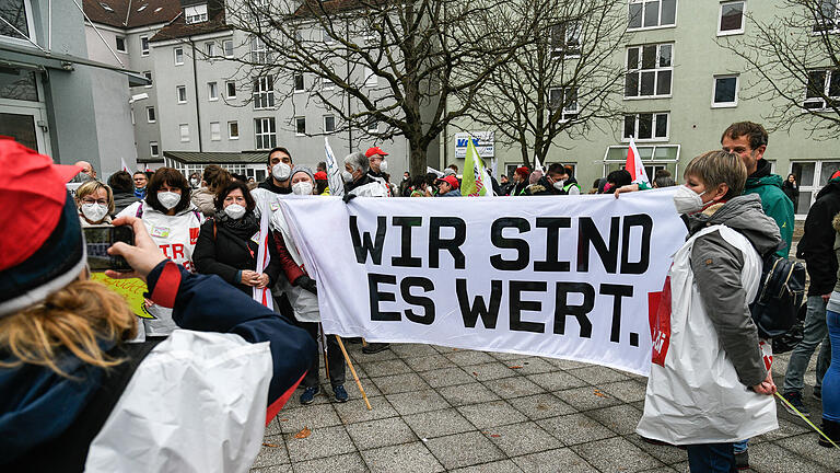 Angespannte Corona-Lage: So ist die Stimmung unter Mitarbeitern der Uniklinik.Verdi ruft zu einem Warnstreik und Demo auf. 250 Teilnehmer sind angekündigt. Eigentlich geht es um die Tarifrunde im öffentlichen Dienst. Doch der Streik steht unter dem Eindruck der aktuell &quot;verschärften Notsituation in den Krankenhäusern&quot;