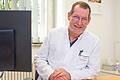 Wechselt von der Missioklinik an das Universitätsklinikum und baut dort die Abteilung Tropenmedizin neu auf: Infektiologe Prof. August Stich.