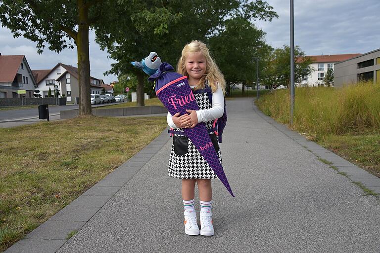 Frieda Leicht ist an der Dreiberg-Schule in Knetzgau bei Lehrerin Silke Greubel-Stevanovic in die Klasse 1b eingeschult worden. Frieda Leicht ist an der Dreiberg-Schule in Knetzgau bei Lehrerin Silke Greubel-Stevanovic in die Klasse 1b eingeschult worden. 