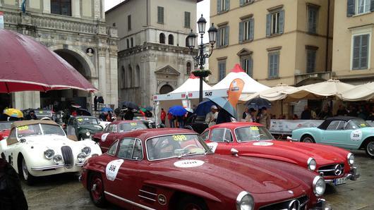 Mille Miglia       -  Trotz strömendem Regen ist die legendäre Mille Miglia auch in diesem Jahr ein Zuschauermagnet - wegen der schönen Autos, aber auch wegen der prominenten Teilnehmer.