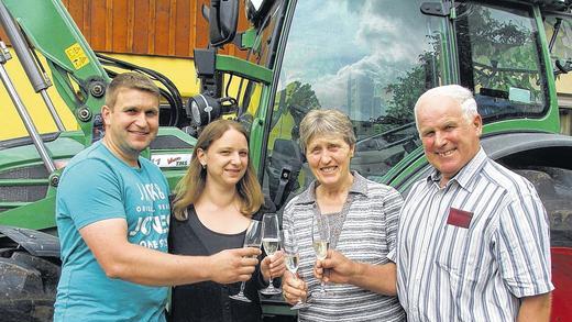 Anstoßen auf die Übergabe: Im Betrieb der Mosers in Michelfeld ist der Generationswechsel zum 1. Juli 2014 vollzogen worden. Wolfgang Moser (38) hat den Betrieb von Vater Kurt (65) übernommen. Auf die Übergabe stoßen an (von links): Wolfgang, Kerstin, Irma und Kurt Moser. Anstoßen auf die Übergabe: Im Betrieb der Mosers in Michelfeld ist der Generationswechsel zum 1. Juli 2014 vollzogen worden. Wolfgang Moser (38) hat den Betrieb von Vater Kurt (65) übernommen. Auf die Übergabe stoßen an (von links): Wolfgang, Kerstin, Irma und Kurt Moser.
