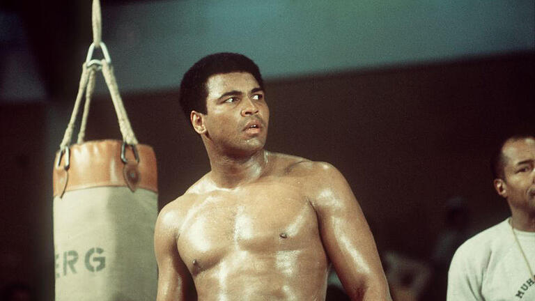 Muhammad Ali ist tot       -  ARCHIV - Der 34-jährige US-Schwergewichtsboxer Muhammad Ali trainiert am 24.05.1976 im Ring der Münchner Olympiahalle für seinen am Tag darauf steigenden Kampf gegen den britischen Herausforderer Richard Dunn.  Foto: Istvan Bajzat dpa (zu dpa: 'Trauer um Muhammad Ali - Größter Boxer der Geschichte ist tot' vom 04.06.2016) +++(c) dpa - Bildfunk+++