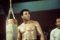 Muhammad Ali ist tot       -  ARCHIV - Der 34-jährige US-Schwergewichtsboxer Muhammad Ali trainiert am 24.05.1976 im Ring der Münchner Olympiahalle für seinen am Tag darauf steigenden Kampf gegen den britischen Herausforderer Richard Dunn.  Foto: Istvan Bajzat dpa (zu dpa: 'Trauer um Muhammad Ali - Größter Boxer der Geschichte ist tot' vom 04.06.2016) +++(c) dpa - Bildfunk+++