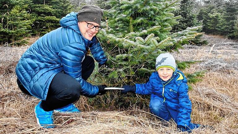 Männersache: Vater und Sohn (Christoph und Julius Göbel) sägen sich ihren Weihnachtsbaum selbst ab. Männersache: Vater und Sohn (Christoph und Julius Göbel) sägen sich ihren Weihnachtsbaum selbst ab.