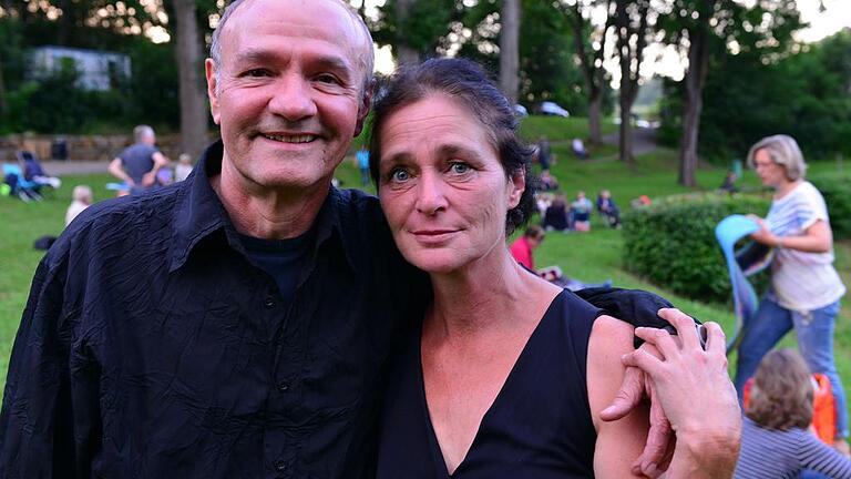 Christine Hadulla und Peter Hub sind gelernte Schauspieler. Das Vortragen von lyrischen Texten gelang ihnen bei der Veranstaltung &bdquo;Sternen-Poeten &ndash; Poesie zur Nacht&ldquo; am Frickenhäuser See perfekt.