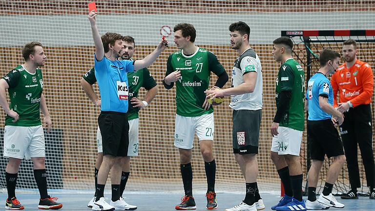 Rimpars Abwehrchef Philipp Meyer sieht nach einer unglücklichen Aktion wenige Sekunden vor Spielende die Rote Karte. Den folgenden Strafwurf verwandelt Nils Kretschmer zum 25:24-Siegtor für den HC Elbflorenz.