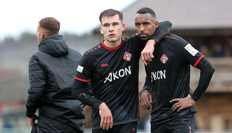 Frust und Trost: den Kickers-Akteuren Marius Wegmann (links) und Saliou Sané ist die Enttäusching über das 0:0 in Buchbach anzusehen.