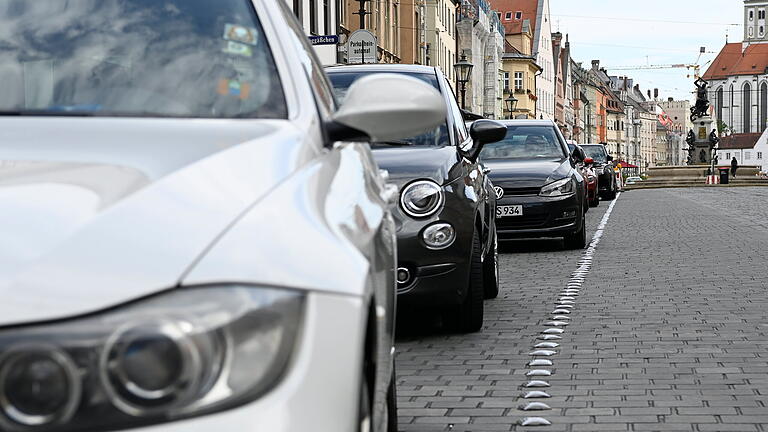 Parken in der Maximilianstraße       -  So sah es vor Einführung der Fußgängerzone in der Maximilianstraße aus: Es gab Parkplätze. Der Handel fordert, dass nach dem Aus des Verkehrsversuchs die Parkplätze zurückkehren.