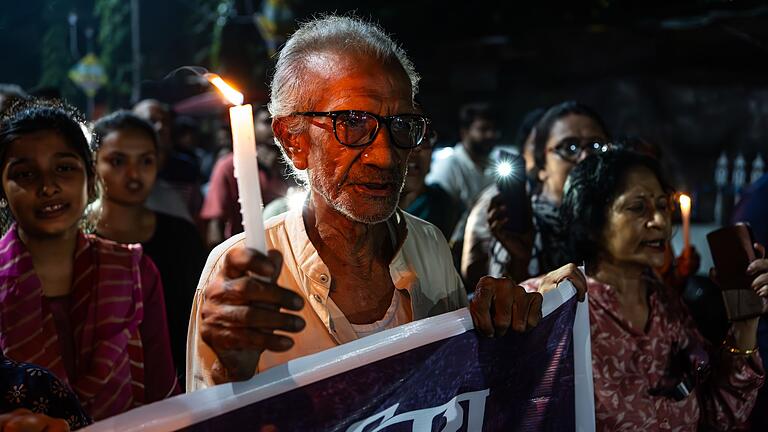 Proteste nach Vergewaltigung und Mord einer Ärztin in Indien       -  Sie fordern zudem mehr Sicherheit fürs Gesundheitspersonal.