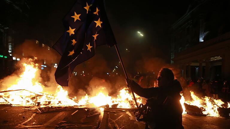 Proteste in Georgien - Die fünfte Nacht in Folge demonstrierten Menschen in der Südkaukasusrepublik Georgien gegen die Abkehr vom EU-Kurs des Landes. Proteste in Georgien - Die fünfte Nacht in Folge demonstrierten Menschen in der Südkaukasusrepublik Georgien gegen die Abkehr vom EU-Kurs des Landes.