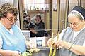 Eine gute Tat: Schwester Helma Pangerl (rechts) und Sandra Nöth bereiten in der Küche der Elisabethstube der Erlöserschwestern in der Bibrastraße den Beilagensalat zu.
