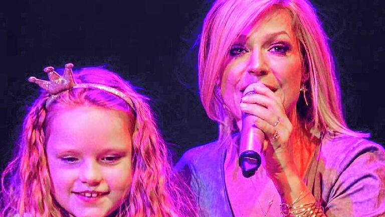Ein unvergessliches Erlebnis für die achtjährige Michelle aus Hohenroth: Sie durfte mit ihrer Namensvetterin, Schlagersängerin Michelle, beim Konzert am vergangenen Samstag in Erfurt gemeinsam auf der Bühne den Titel &bdquo;Kleine Prinzessin&ldquo; singen.
