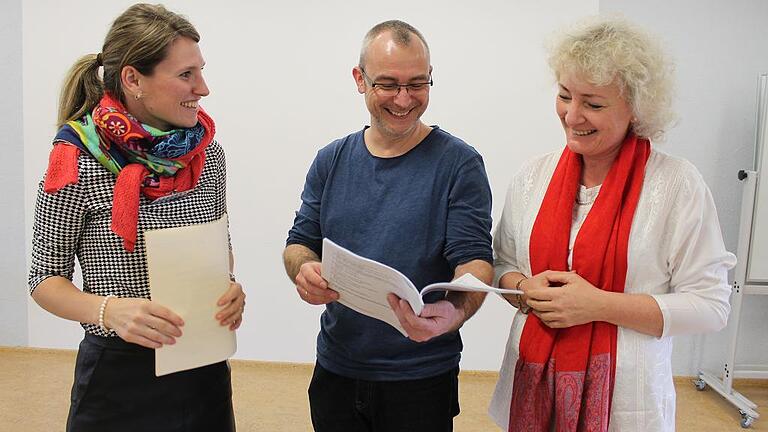 Fortbildungsleiter Matthias Matlachowski und Lisa Geyer von der BRK-Fachstelle für pflegende Angehörige (links) überreichen der ausgebildeten Demenzhelferin Barbara Stawarz das Zertifikat.