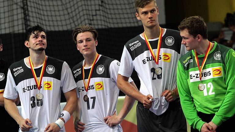 Handballer Nils Lichtlein (Zweiter von links) gewann mit den deutschen U-19-Junioren (von links Yassine Meddeb, Julius Meyer-Sirbert, Lukas Diedrich) Silber bei der WM in Nordmazedonien.&nbsp;