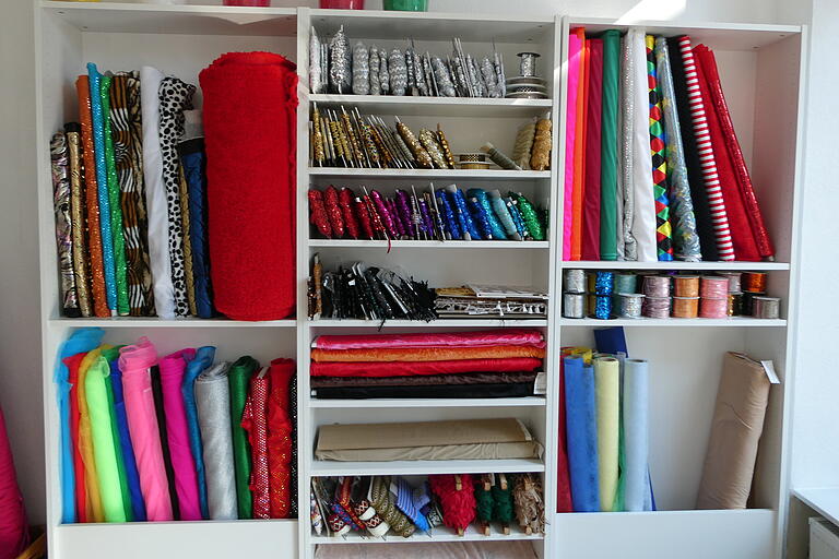 Ein ganzes Regal mit Material für Faschingskostüme steht im Laden von Anja Schmidt. Ein ganzes Regal mit Material für Faschingskostüme steht im Laden von Anja Schmidt.