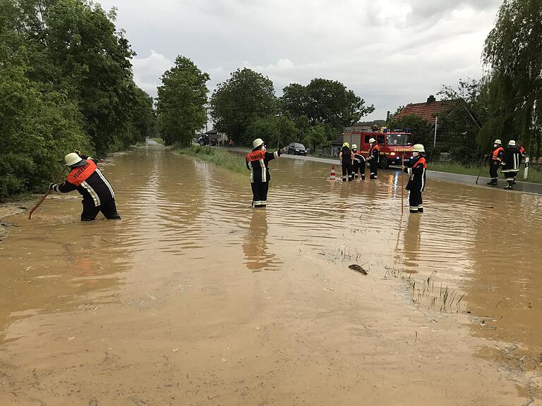 Die ehemalige B26 bei Gädheim war am Samstagabend wegen Überflutung für über fünf Stunden komplett gesperrt. Die ehemalige B26 bei Gädheim war am Samstagabend wegen Überflutung für über fünf Stunden komplett gesperrt.