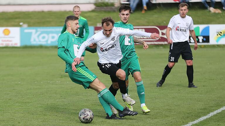 Luis Wirth (Mitte) setzt sich gegen Ammerthals Daniel Melchner (links) sowie dessen Teamkollegen Manuel Geiger durch. Der Winter-Neuzugang machte zwar sein bislang bestes Spiel für den FC Sand, bleib allerdings ebenso glücklos wie seine Teamkollegen (rechts Luca Zeiß). Luis Wirth (Mitte) setzt sich gegen Ammerthals Daniel Melchner (links) sowie dessen Teamkollegen Manuel Geiger durch. Der Winter-Neuzugang machte zwar sein bislang bestes Spiel für den FC Sand, bleib allerdings ebenso glücklos wie seine Teamkollegen (rechts Luca Zeiß).