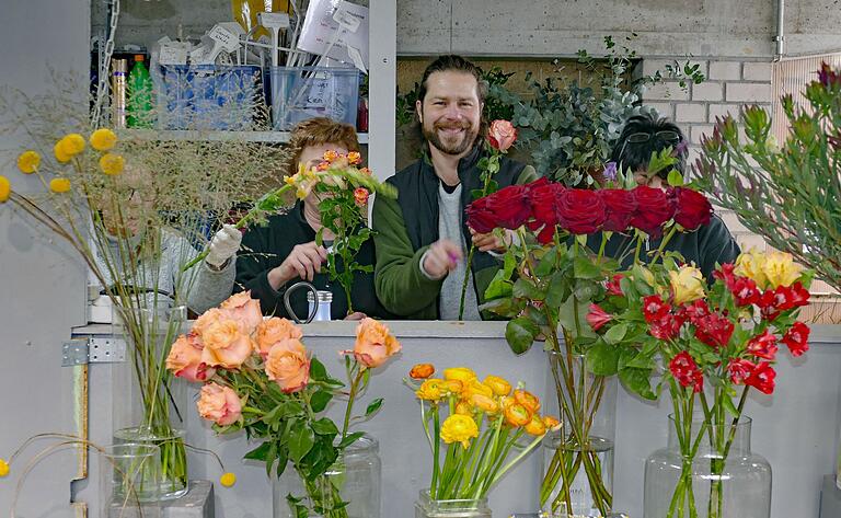 Der Florist Marco Mehling fühlt sich als einziger Mann im Team der Karlburger Gärtnerei Plawky absolut wohl. Der Florist Marco Mehling fühlt sich als einziger Mann im Team der Karlburger Gärtnerei Plawky absolut wohl.