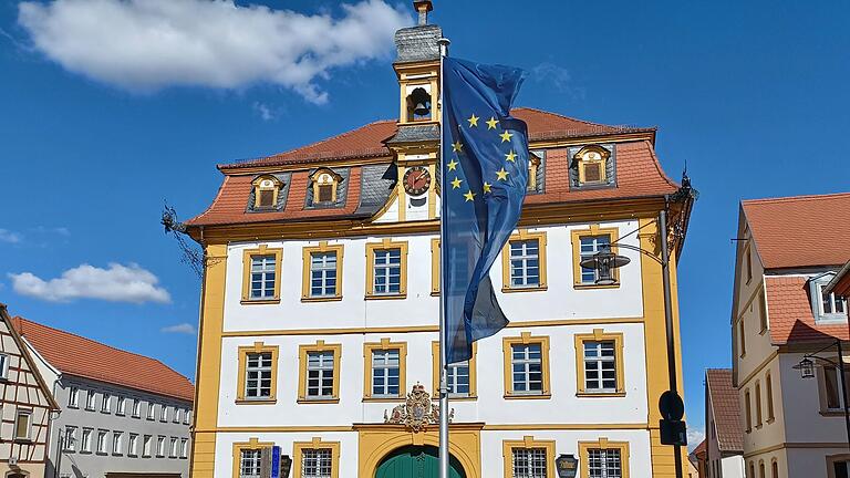 Die Stadt Röttingen sucht für den aus gesundheitlichen Gründen ausscheidenden Bürgermeister Hermann Gabel einen Nachfolger. Wahltermin ist der 15. September. Die Stadt Röttingen sucht für den aus gesundheitlichen Gründen ausscheidenden Bürgermeister Hermann Gabel einen Nachfolger. Wahltermin ist der 15. September.
