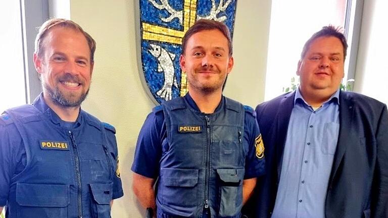 Die neuen Röthleiner Ortsbeamten Carsten Frankenstein und Matthäus Koloziej mit Bürgermeister Peter Gehring beim Termin im Rathaus