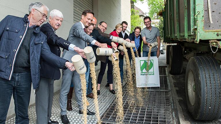 Symbolisch wird die Biogerste für das erste reginale Ökobier mit dem Maßkrug in die Gosse gekippt (von links): Allianz-Sprecher Anton Gößmann, 3. Bürgermeister Karl-Heinz Kauzcok, Landrat Florian Töpper, Ökomodellregion-Managerin Anna-Katharina Paar, Andreas Schäfer von der Besitzerfamilie des Schloss Guts Obbach, Brauereibesitzer Ulrich Martin, Mälzerei-Inhaberin Catharine Freifrau von Schoen, Betriebsleiter Michael Grünewald sowie die Schloss-Gut-Betriebsleiter Petra Sandjohann und Bernhard Schreyer. Symbolisch wird die Biogerste für das erste reginale Ökobier mit dem Maßkrug in die Gosse gekippt (von links): Allianz-Sprecher Anton Gößmann, 3. Bürgermeister Karl-Heinz Kauzcok, Landrat Florian Töpper, Ökomodellregion-Managerin Anna-Katharina Paar, Andreas Schäfer von der Besitzerfamilie des Schloss Guts Obbach, Brauereibesitzer Ulrich Martin, Mälzerei-Inhaberin Catharine Freifrau von Schoen, Betriebsleiter Michael Grünewald sowie die Schloss-Gut-Betriebsleiter Petra Sandjohann und Bernhard Schreyer.