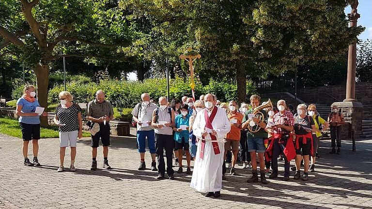 Pfarrer Johannsen begrüßt die Wallfahrer schon vor der Basilika. Pfarrer Johannsen begrüßt die Wallfahrer schon vor der Basilika.