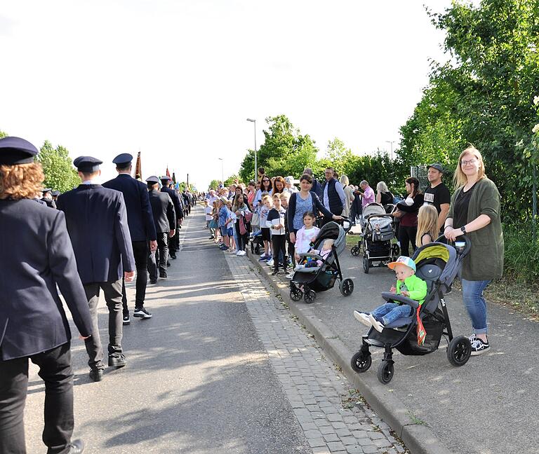 Viele Zuschauerinnen und Zuschauer säumten den Weg des Festzugs. Viele Zuschauerinnen und Zuschauer säumten den Weg des Festzugs.