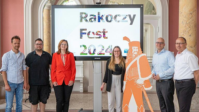 Präsentierten das Programm für Rakoczy 2024 (von links): Tino Paunack und Johannes Müller (Teamleiter Veranstaltungstechnik der Staatsbad GmbH), Kurdirektorin Sylvie Thormann, Jana Markard aus der Veranstaltungsabteilung der Staatsbad GmbH, Bad Kissingens Oberbürgermeister Dirk Vogel sowie Bruno Heynen, Leiter der Veranstaltungsabteilung der Staatsbad GmbH. Präsentierten das Programm für Rakoczy 2024 (von links): Tino Paunack und Johannes Müller (Teamleiter Veranstaltungstechnik der Staatsbad GmbH), Kurdirektorin Sylvie Thormann, Jana Markard aus der Veranstaltungsabteilung der Staatsbad GmbH, Bad Kissingens Oberbürgermeister Dirk Vogel sowie Bruno Heynen, Leiter der Veranstaltungsabteilung der Staatsbad GmbH.