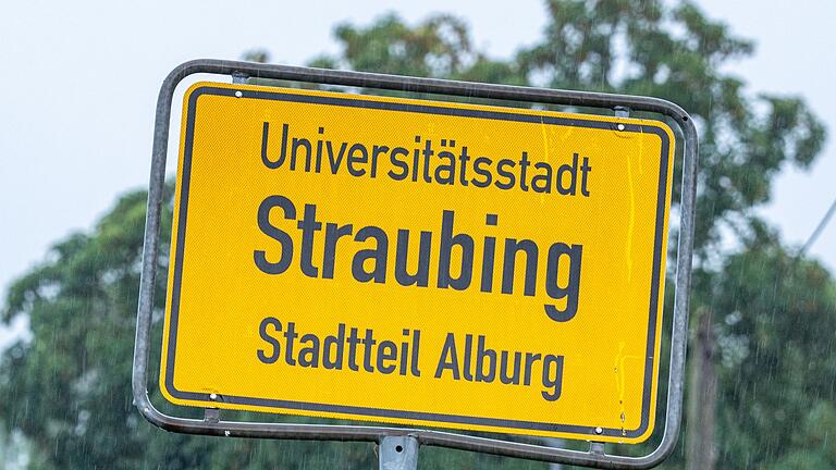 Vier Straftäter geflohen - Ortsschild Straubing - Vier Männer sind am Samstagabend im niederbayerischen Straubing aus einer geschlossenen Klinik entflohen. Vier Straftäter geflohen - Ortsschild Straubing - Vier Männer sind am Samstagabend im niederbayerischen Straubing aus einer geschlossenen Klinik entflohen.