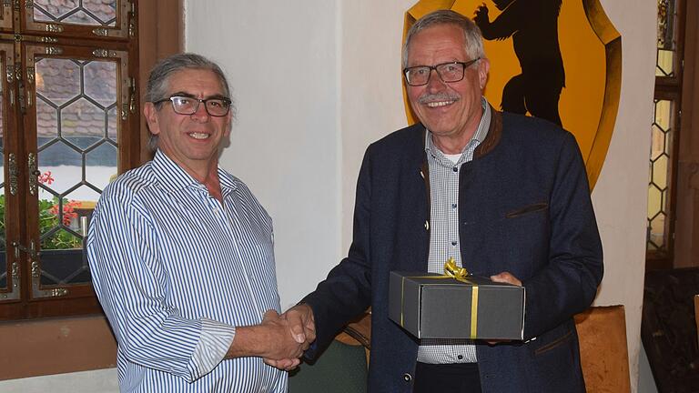 Bürgermeister-Stellvertreter Armin Grötsch (links) gratuliert Bürgermeister Peter Kraus zum 50. Dienstjubiläum.