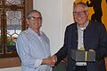 Bürgermeister-Stellvertreter Armin Grötsch (links) gratuliert Bürgermeister Peter Kraus zum 50. Dienstjubiläum.