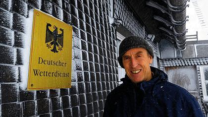 dfgdgjdf: Günter Diez, Meteorologe des Deutschen Wetterdienstes (DWD) in der Wetterwarte auf dem Feldberg im Schwarzwald (Baden-Württemberg).