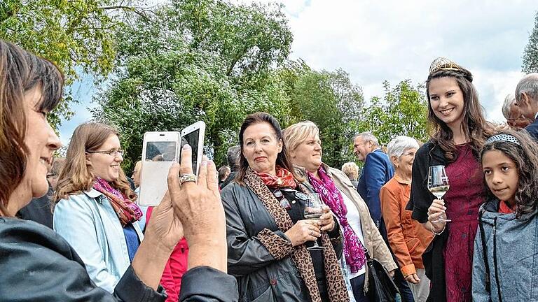 Christina Schneiders Wunsch erfüllte sich in Mainz       -  &bdquo;Es ist das beste Ergebnis, was es hätte sein können&ldquo;, jubelte Christina Schneider. Sie ist Deutsche Weinprinzessin und sie kann damit Fränkische Weinkönigin bleiben. Nachfolgerin von Josefine Schlumberger als 68. Deutsche Weinkönigin wurde Lena Endesfelder vom der Mosel.  In einem äußerst spannenden Finale wählte die Fachjury (78 Personen) in der Mainzer Rheingoldhalle vor 1300 Zuschauern Lena Endesfelder (Mosel) zur Deutschen Weinkönigin. Christina Schneider aus Nordheim (Lkr. Kitzingen) wurde wie Mara Walz (Württemberg) Deutsche Weinprinzessin.  Damit ging Christina Schneiders Wunsch in Erfüllung: nämlich sowohl den deutschen als auch den fränkischen Wein zu vertreten. Das Amt der Fränkischen Weinkönigin ist ihr nach eigenen Worten sehr ans Herz gewachsen. Und auch der Fränkische Weinbaupräsident Artur Steinmann ist überglücklich, sie weiterhin als Frankens Weinrepräsentantin zu haben. &bdquo;Sie waren so klasse wieder. Es war &ndash; einfach großartig&ldquo;, kleidete Steinmann seine Gefühle in Worte.Einen Moment lang hatte Steinmann tatsächlich Angst gehabt, sie zu verlieren. Denn die 22-Jährige Master-Studentin der Psychologie hatte wie im Vorentscheid wieder einen starken Auftritt auf der Bühne.   Zusammen mit Mara Walz, Louisa Follrich (Rheingau), Anja Antes (Hessische Bergstraße), Lena Endesfelder und Clarissa Peitz (Nahe) hatte sie es ins Finale geschafft und nach einer ersten Entscheidung der Jury auch ins große Finale unter die letzten Drei. Dort entschieden letztlich Nuancen, vor allem in der Rede über sich selbst. Hier hatte die Nordheimerin ihre Eigenschaften mit verschiedenen Rebsorten verglichen.  Christina Schneider, die ihre Krone von der scheidenden Deutschen Weinprinzessin Caroline Guthier erhielt, gab wie versprochen ihr Bestes im Finale, das live im SWR-Fernsehen übertragen wurde. Lautstark wurde sie dabei von einer großen Fangruppe unterstützt, die im Bus, aber auch privat angereist waren.  Vor laufenden Kameras musste sie bei einer verdeckten Weinprobe den Wein beschreiben, die Rebsorte erkennen und dem richtigen Anbaugebiet zuordnen. Dies gelang der Fränkischen Weinkönigin aber perfekt. Sie tendierte zu einem Riesling, wägte kurz ab, ob es nicht doch noch ein Weißburgunder sein könnte, blieb aber bei einem Riesling vom Mittelrhein und hatte Recht.  Ebenso sicher war ihre Rede zur Eröffnung der Weinmesse in Berlin. Die Besonderheit: Der Sponsor war der Verband der Deutschen Sanitärhersteller, weswegen sie die komplizierten Begriffe Klopapierrollenhalter, Fallrohrmuffe, Spülkasten und Mischbatterie einbauen musste, was ihr auf charmante Art und Weise gelang.   In der Raterunde &bdquo;Was bin ich&ldquo; galt es, mit geschickten Fragen weinbezogene Berufe herauszufinden. Christina und ihre Mitkandidatin Clarissa Peitz mussten auf die Person der Berliner Weinkönigin kommen. Es klappte in letzter Sekunde.